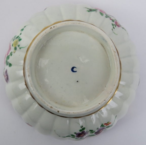 An early Worcester porcelain bowl, 18th century. George III period. Decorated with a circular - Image 3 of 3