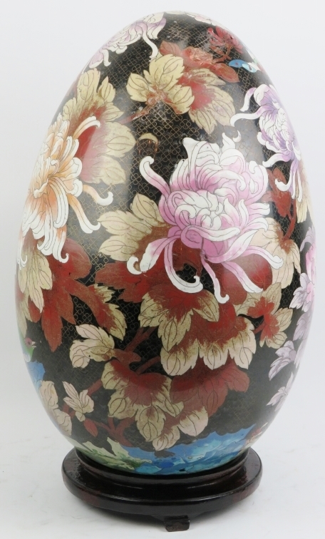 A large Chinese cloisonné enamelled egg, 20th century. Decorated with an exotic bird amongst - Image 3 of 5