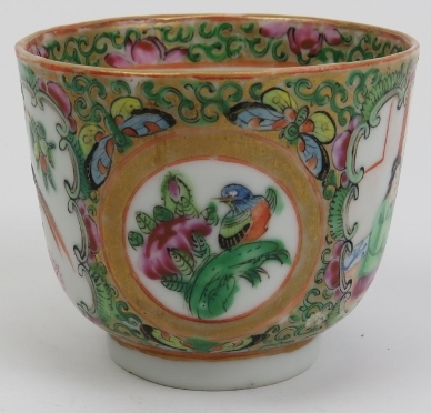 A group of five Chinese Famille rose enamelled porcelain wares, 19th century. Decorated in a variety - Image 5 of 6