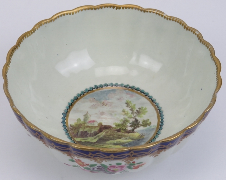 An early Worcester porcelain bowl, 18th century. George III period. Decorated with a circular