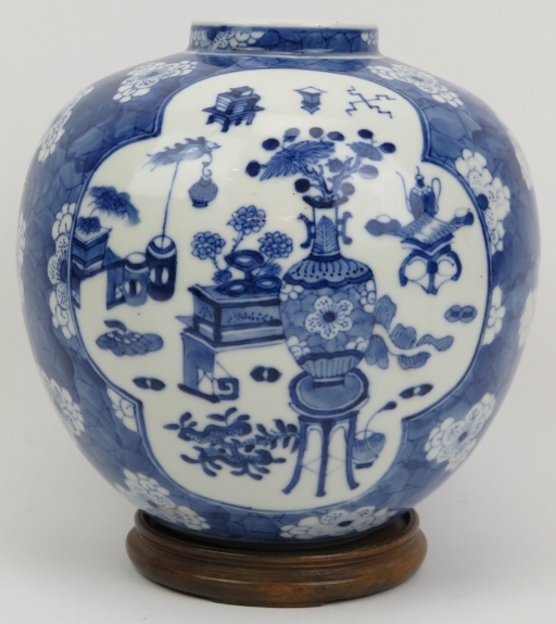 A Chinese blue and white porcelain vase, late 19th/early 20th century. Of ovoid form, decorated with