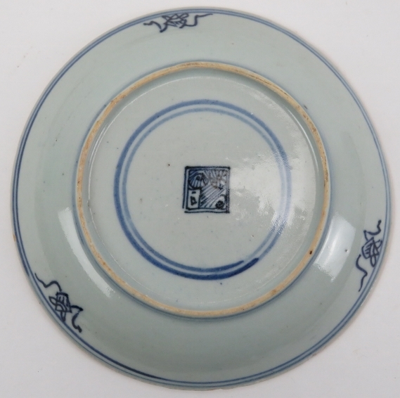 A group of Chinese porcelain wares, late 19th/20th century. Comprising a pair of blue and white - Image 6 of 8