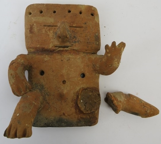 A pre Columbian Quimbaya terracotta slab figure believed to date to c.1000-1500 AD. These Alter - Image 2 of 2