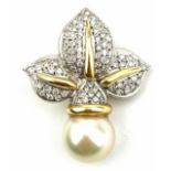 A yellow metal diamond & pearl pendant in the fleur de Lis style. The central pearl approx 12mm