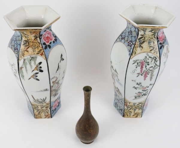 A pair of Japanese porcelain vases and a small bronze vase, late Meiji/early Taisho period. - Image 2 of 4