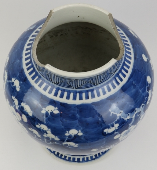 A large Chinese blue and white vase and cover, 19th century. Of baluster form, the exterior - Image 4 of 5