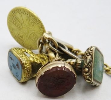 An 18ct gold Albert with 'T' bar and dog clip, with attached Queen Anne Guinea 1710 and a gold Louis - Image 2 of 3