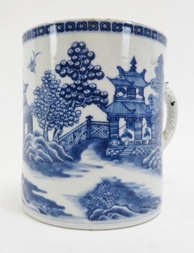 A Chinese export blue and white porcelain tankard, late 18th century. With a dragon moulded - Image 2 of 5