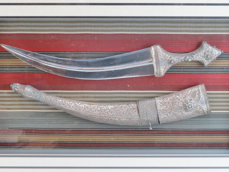 A Saudi Arabian silver and steel Jimbiya dagger, late 20th century. Framed and glazed. 42.5 cm - Image 2 of 2