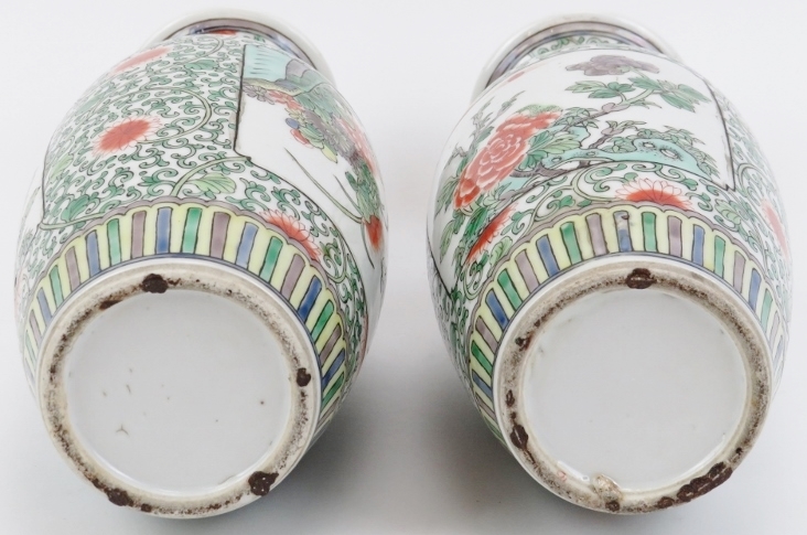 A pair of Chinese Famille verte porcelain vases, late Qing dynasty. Decorated with panels - Image 4 of 5