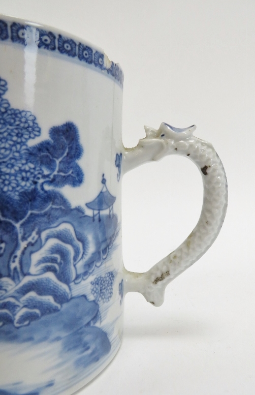 A Chinese export blue and white porcelain tankard, late 18th century. With a dragon moulded - Image 3 of 5