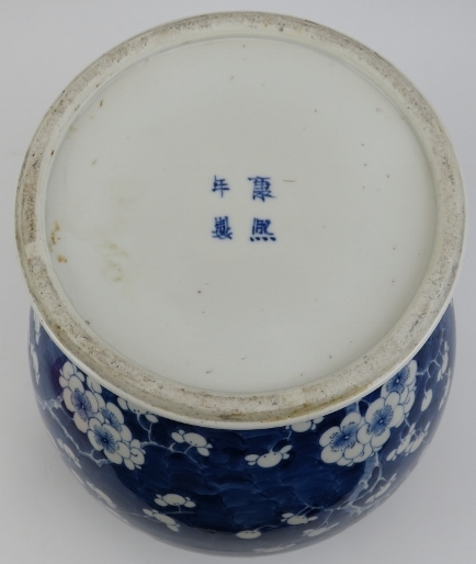 A large Chinese blue and white vase and cover, 19th century. Of baluster form, the exterior - Image 5 of 5