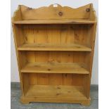 A vintage pine open bookcase of three graduated shelves, on a plinth base. H102 W71 D24 Condition