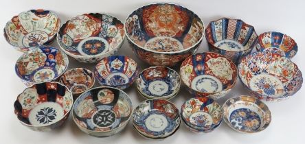 A large collection of Japanese Imari porcelain bowls, 19th/20th century. (19 items) 28.7 cm