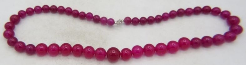 Red onyx graduated bead necklace, length 20". Polished stones of good even colour, largest 12mm.