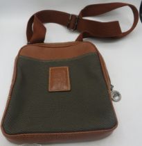 A Longchamp unisex two tone crossbody bag with shoulder strap. Condition report: Good condition.