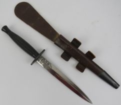 Militaria: A British Commando Fairbairn-Sykes fighting dagger with scabbard, 3rd Pattern, circa