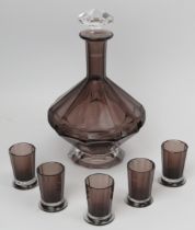 An Art Deco amethyst glass decanter with five matching shot glasses, early/mid 20th century. (6