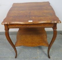 An Edwardian nicely figured medium oak 2 tier side table/lamp table, on elegant splayed legs. 61cm x