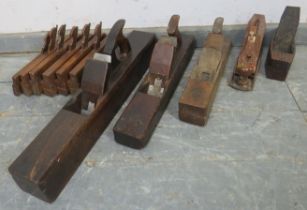 A collection of vintage and antique woodworking planes. Condition report: Age and use related wear.