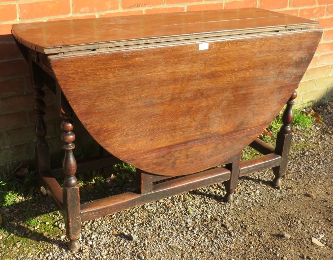 An 18th Century Oak oval drop-leaf gate leg dining table, with single drawer, raised on turned and - Image 2 of 5