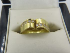 A bespoke 18ct yellow gold scroll ring set with two opposing rows of 7 diamonds, approx 0.25cts,