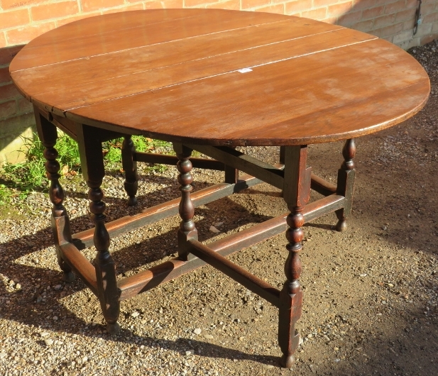 An 18th Century Oak oval drop-leaf gate leg dining table, with single drawer, raised on turned and - Image 4 of 5
