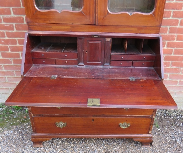 A Georgian mahogany bureau bookcase, the top section with two height-adjustable shelves above - Image 3 of 5