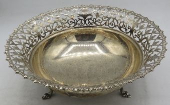 A silver bowl on three serpentine feet with a band of pieced decoration, Sheffield 1916, Mappin &