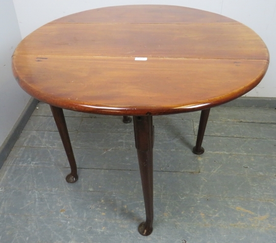 A George III mahogany oval drop-leaf cottage dining table, raised on pad feet supports, 91cm wide - Image 3 of 4