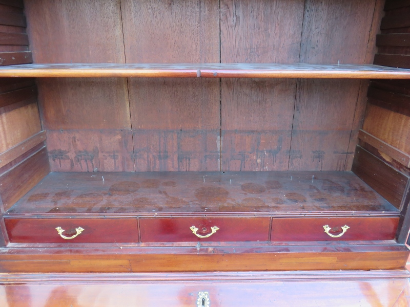 A Georgian mahogany bureau bookcase, the top section with two height-adjustable shelves above - Image 2 of 5