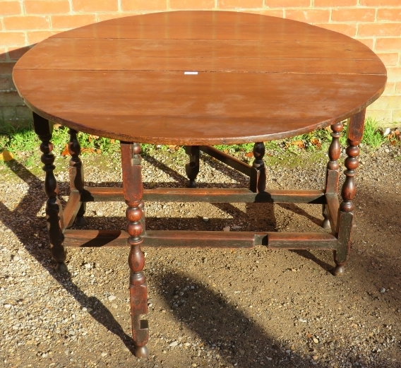 An 18th Century Oak oval drop-leaf gate leg dining table, with single drawer, raised on turned and - Image 3 of 5