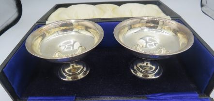 A pair of silver pedestal bon bon dishes, Birmingham 1928, boxed. Approx 3"/7cm high and 4"/10cm