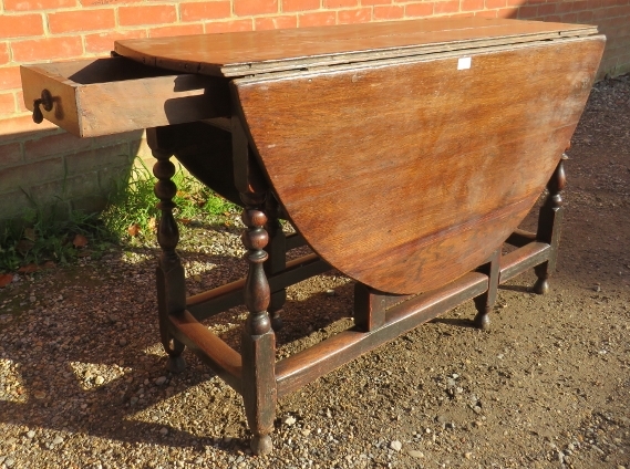 An 18th Century Oak oval drop-leaf gate leg dining table, with single drawer, raised on turned and - Image 5 of 5