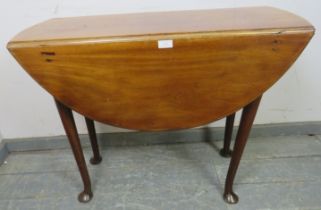A George III mahogany oval drop-leaf cottage dining table, raised on pad feet supports, 91cm wide