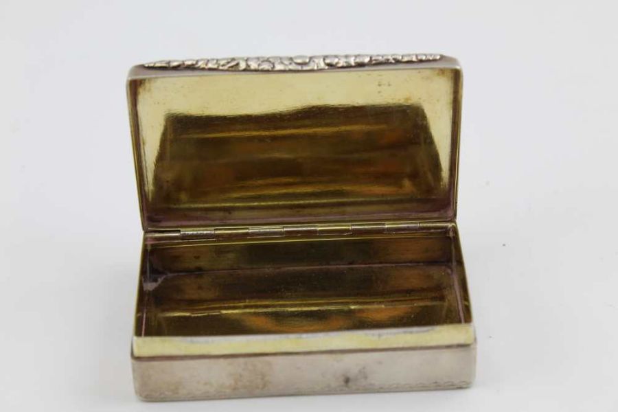 A William IV silver snuff box, the hinged cover decorated with a raised image of a grand country hou - Image 4 of 4