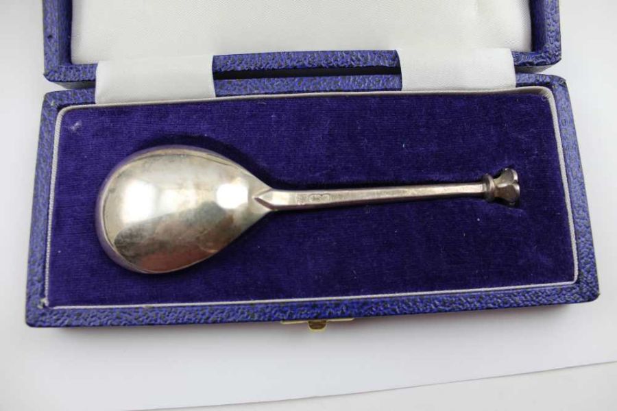A Georgian design silver tea strainer with turned wood handle, a Georgian silver ladle with twisted - Image 4 of 9