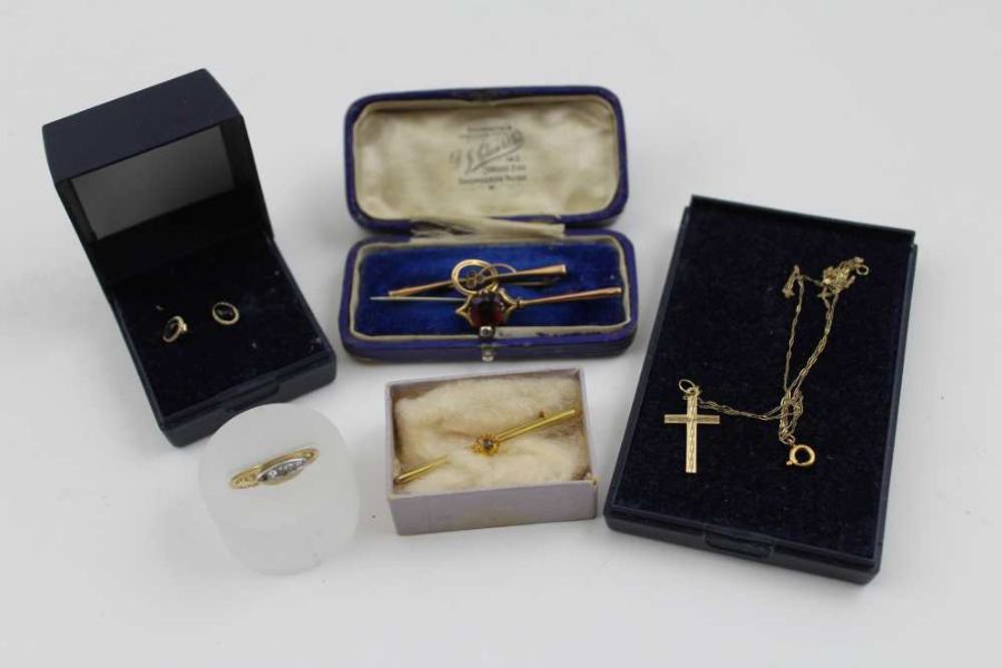 An 18ct gold diamond set ring, three 9ct gold bar brooches, a cross pendant on chain, and a boxed pa