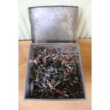 A tin box containing an extensive number of metal soldiers & artillery