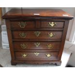 A two over three drawer oak small chest of drawers.