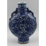 A Chinese blue & white porcelain moon flask, having salamanders modelled to the shoulders, 25.5cm hi