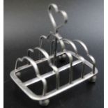 A Victorian silver toast rack, with heart handle, raised on ball feet, Sheffield 1899, 55g