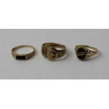 Three 9ct gold rings, includes a gents signet ring, and a buckle form ring