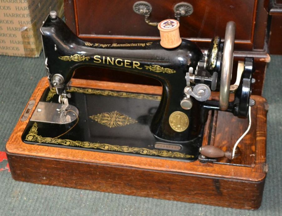 A cased Singer sewing machine - Image 2 of 2