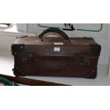 A vintage leather twin lock (no keys) carry case 37 x 15 cm