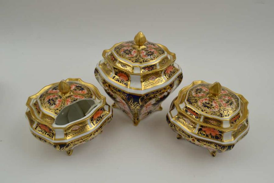 A Royal Crown Derby Imari pattern dressing table set, comprising shaped tray 32cm, a pair of candles - Image 7 of 20
