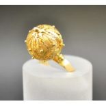 An 18ct gold Ethiopian filigree ball mounted ring, weight: 8.4g ring size: O1/2