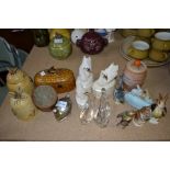 A mixed lot of animal related collectables