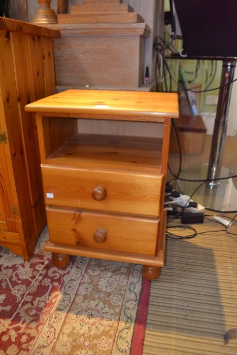 A pair of pine bedside cupboards - Image 3 of 3
