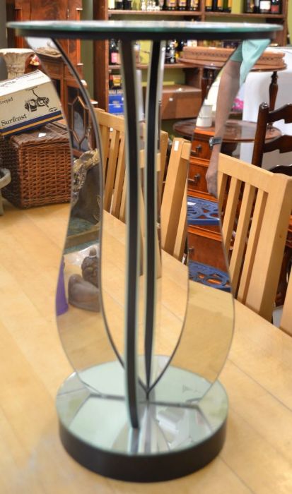 A modern glass mirror effect side table - Image 2 of 2
